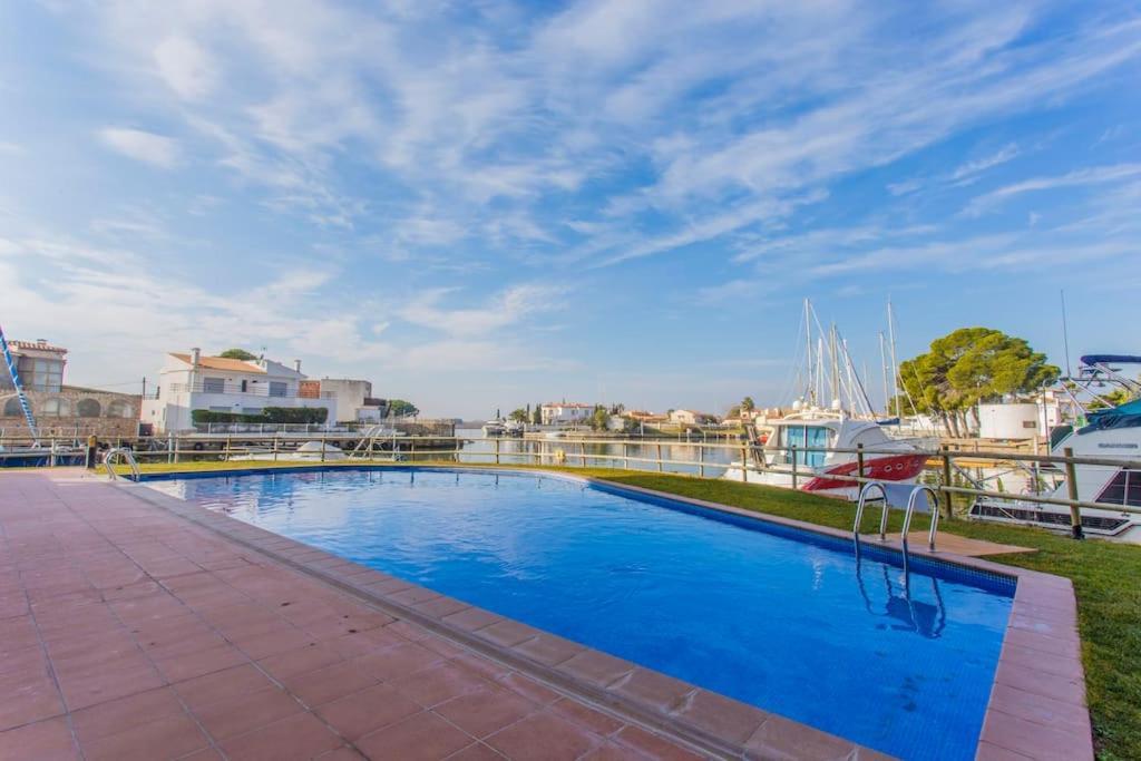 Piso De 2 Habitaciones, 3 Piscinas Y Cerca Del Mar Roses Luaran gambar