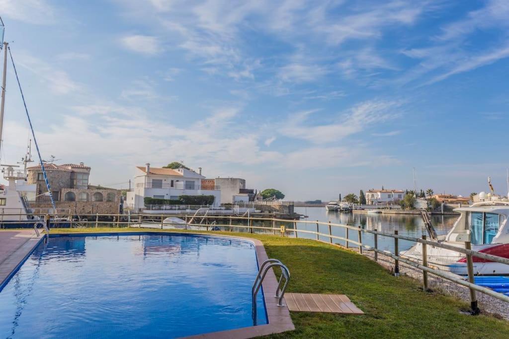 Piso De 2 Habitaciones, 3 Piscinas Y Cerca Del Mar Roses Luaran gambar